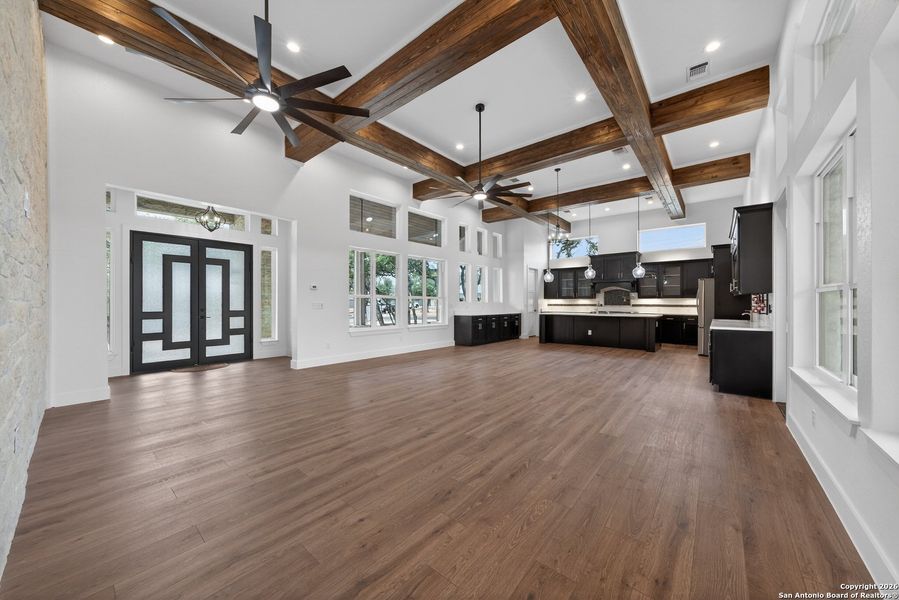 Spacious, unfurnished interior of a new home in , Blanco (Image 20).