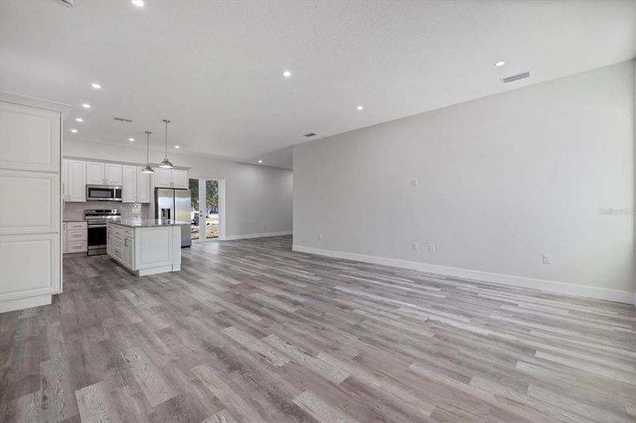 Spacious, unfurnished interior of a new home in , Sarasota (Image 10).