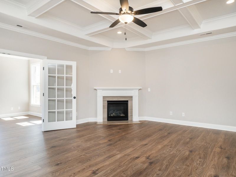 16 2374_WhelenDr LivRm2