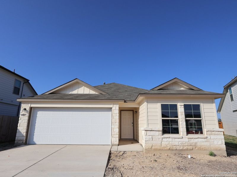 Exterior details and patio area of a home in Blue Ridge Ranch, San Antonio (Image 4).