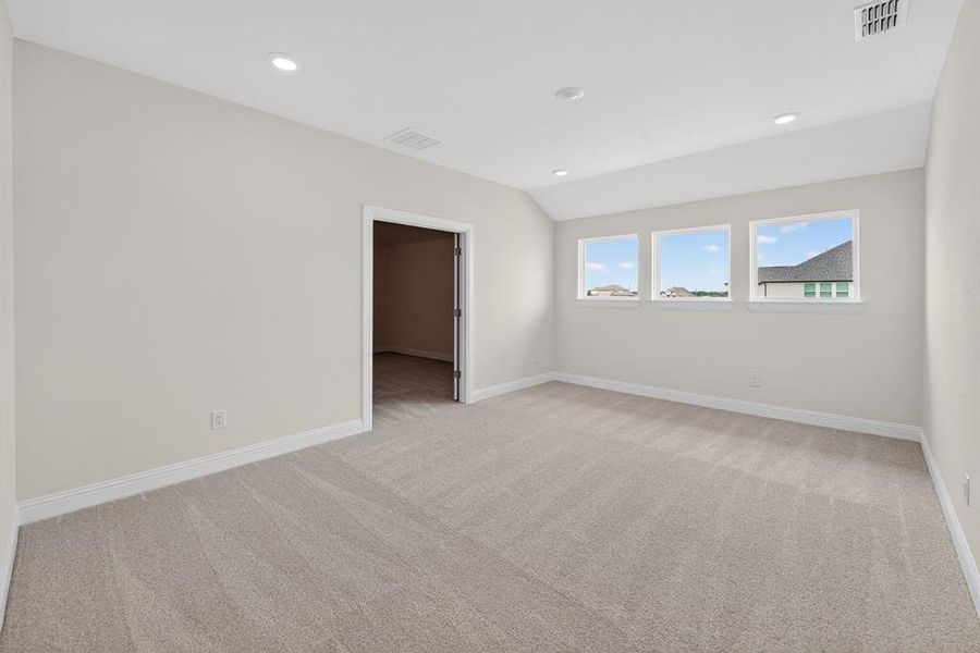 Spacious, unfurnished interior of a new home in Highland Crossing, Celina (Image 17).