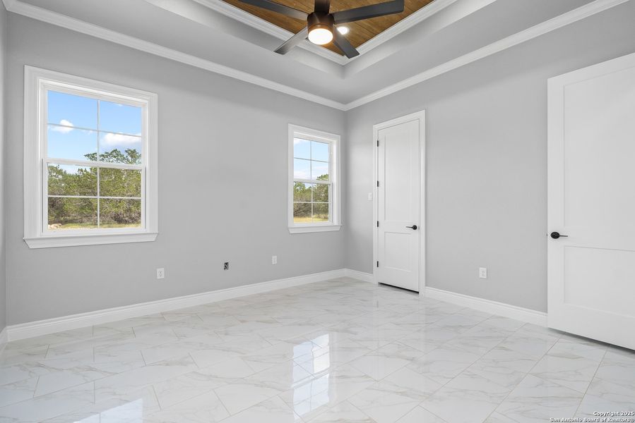 Spacious, unfurnished interior of a new home in , Bandera (Image 17).