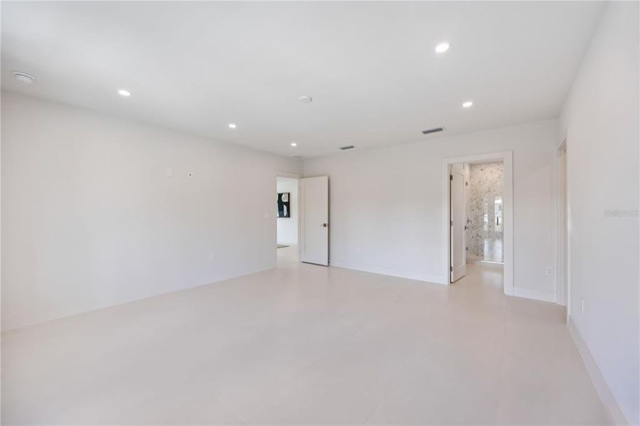 Spacious, unfurnished interior of a new home in , Sarasota (Image 75).