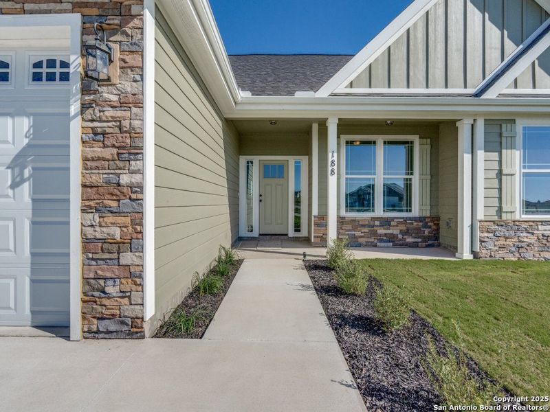 Exterior details and patio area of a home in Las Palomas Country Club Estates, La Vernia (Image 4).