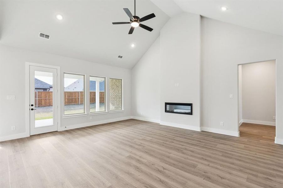 Spacious, unfurnished interior of a new home in Dove Hollow, Waxahachie (Image 16).