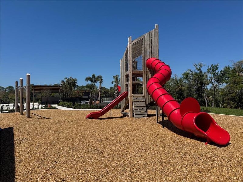 Community amenities in Oakfield Lakes, Parrish (Image 5).