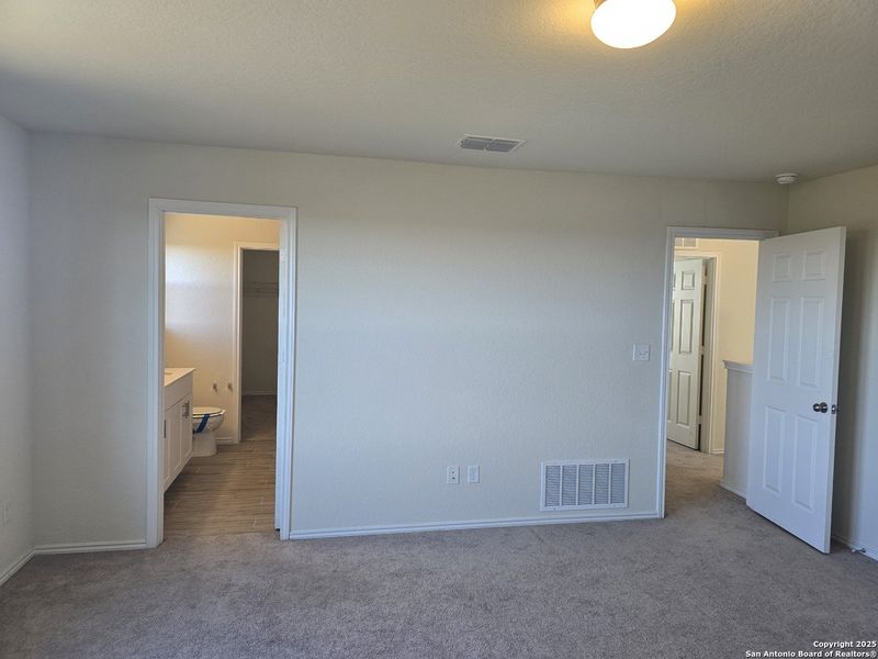 Spacious, unfurnished interior of a new home in Davis Ranch, San Antonio (Image 16).