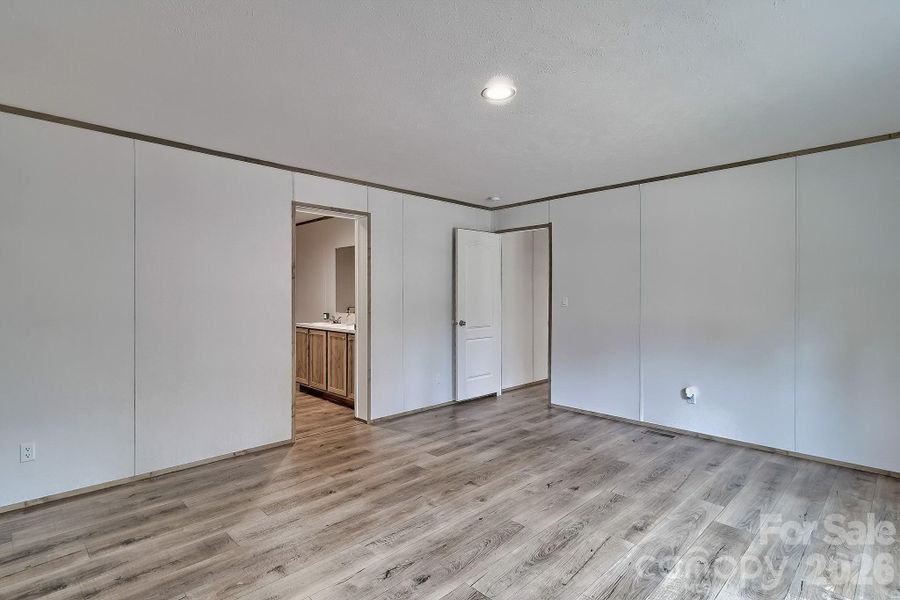 Spacious, unfurnished interior of a new home in , Kershaw (Image 20).