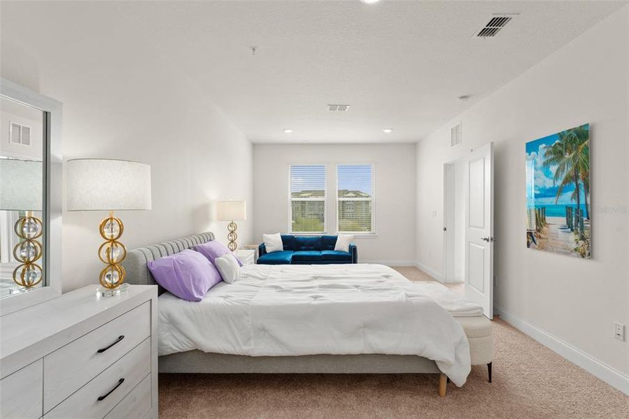 Furnished interior view inside a new home in , Orlando (Image 10).
