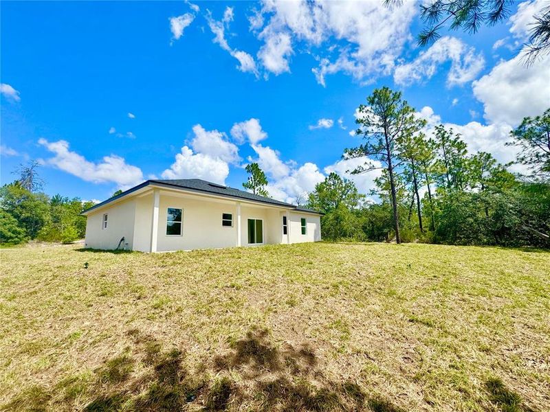 Exterior details and patio area of a home in , Dunnellon (Image 3).