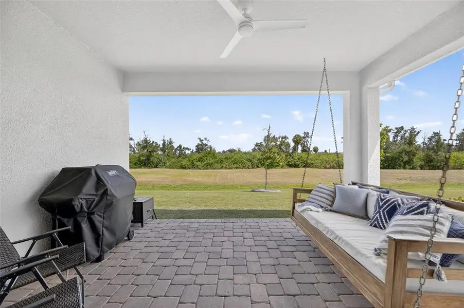 Exterior details and patio area of a home in , Apollo Beach (Image 3).