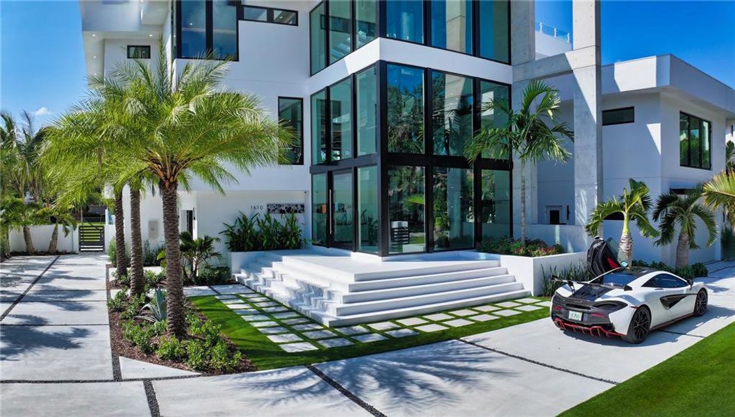 Condo located in Sarasota, FL showcasing its design and architecture (Image 5).