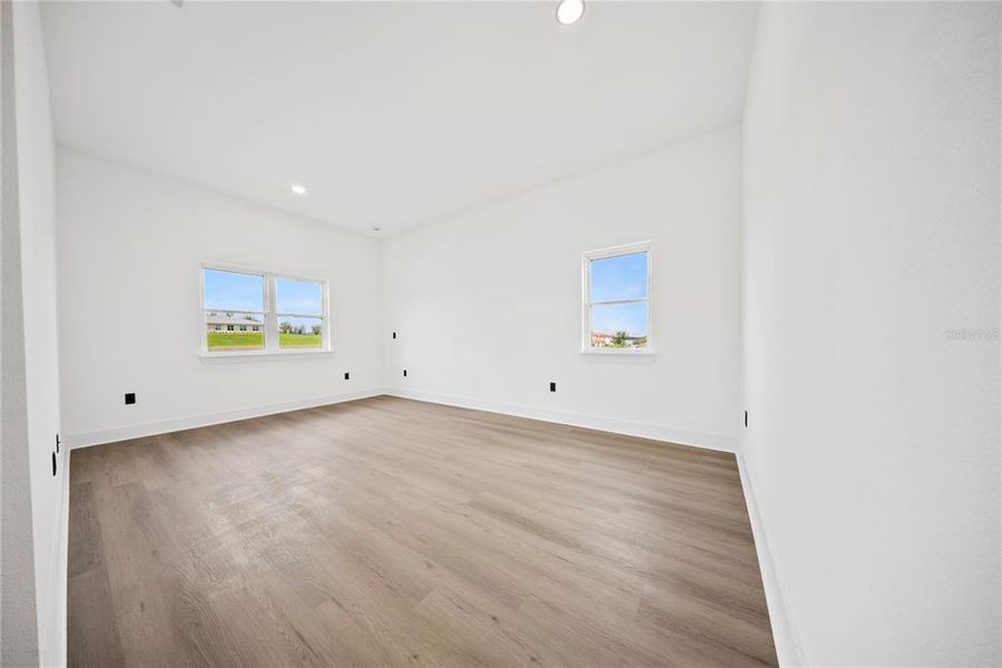 Spacious, unfurnished interior of a new home in , Lake Alfred (Image 41).