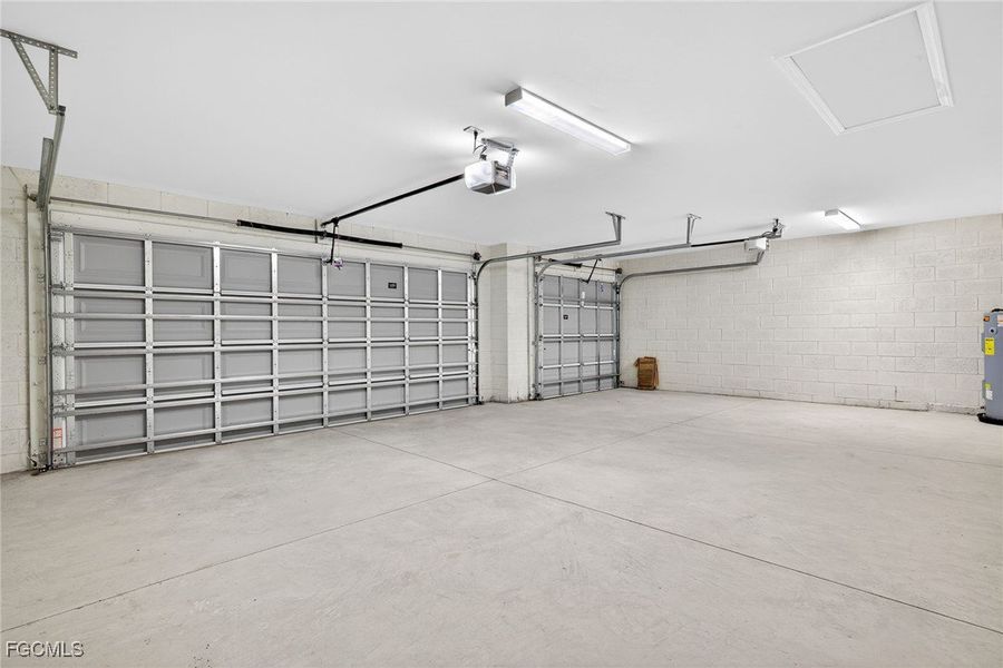 Spacious, unfurnished interior of a new home in Cape Coral, Cape Coral (Image 36).