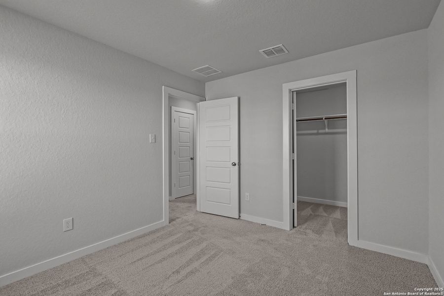 Spacious, unfurnished interior of a new home in Cinco Lakes, San Antonio (Image 36).