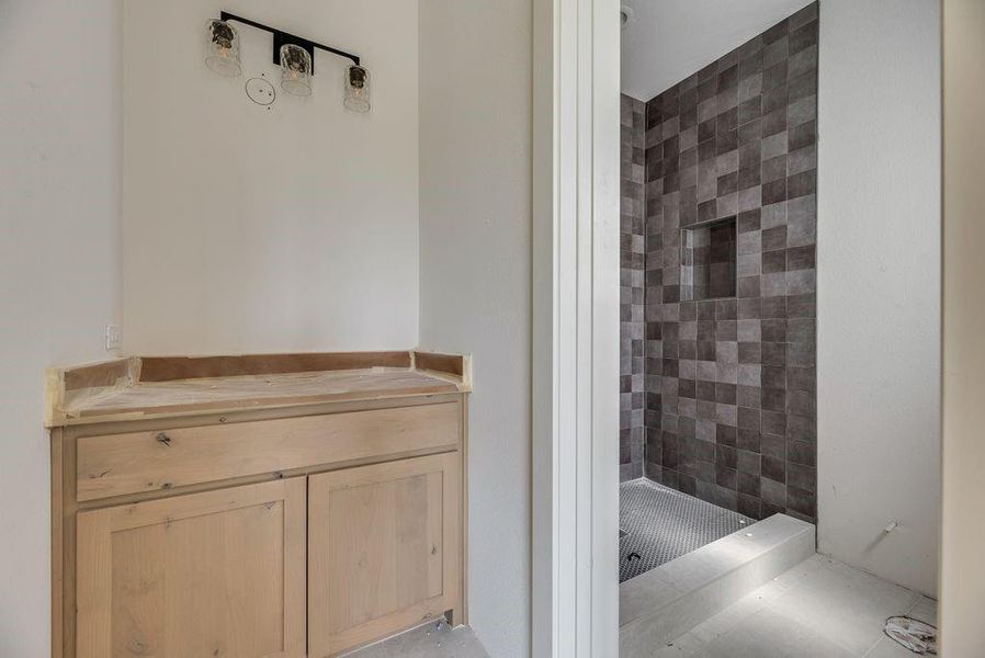 En suite second floor secondary bathroom. En suite second floor secondary bathroom.