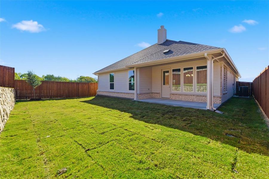 Exterior details and patio area of a home in Waterford Park, Weatherford (Image 4).