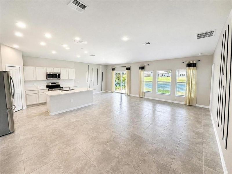 Spacious, unfurnished interior of a new home in , Kissimmee (Image 8).