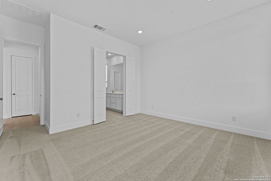 Spacious, unfurnished interior of a new home in , New Braunfels (Image 27).