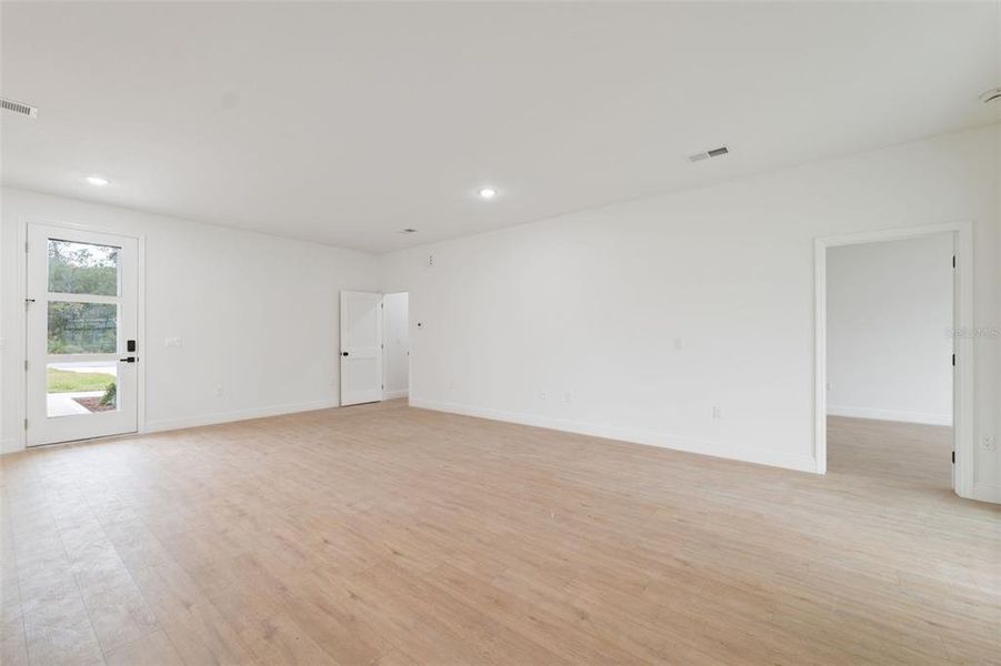 Spacious, unfurnished interior of a new home in , Ocala (Image 14).