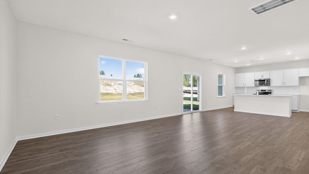 Spacious, unfurnished interior of a new home in Martin Farms, Aberdeen (Image 17).