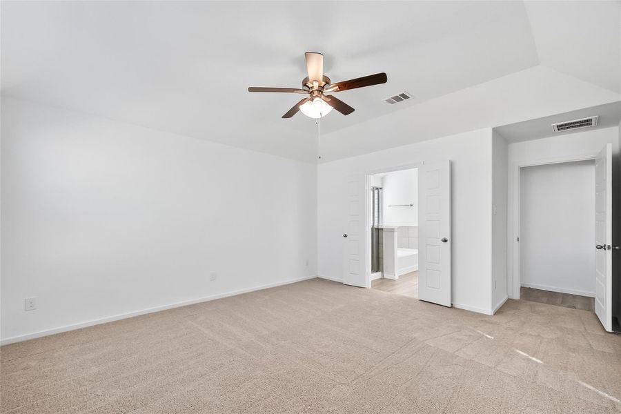 Spacious, unfurnished interior of a new home in Rollingbrook Estates, Baytown (Image 16).