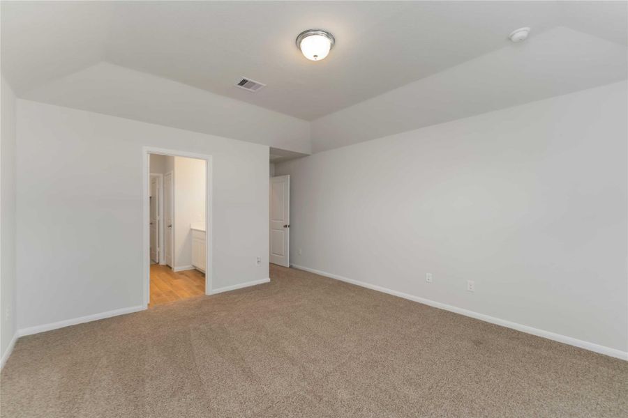 Spacious, unfurnished interior of a new home in Sunrise Cove, Texas City (Image 21).