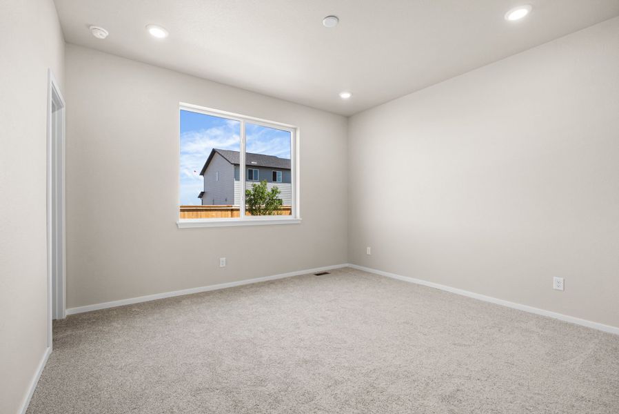 Spacious, unfurnished interior of a new home in Wolf Creek Run West, Strasburg (Image 8).