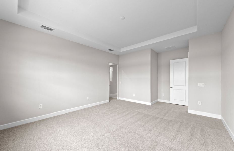 Spacious, unfurnished interior of a new home in Del Webb Oak Creek, North Fort Myers (Image 20).
