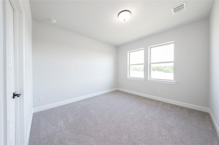 Spacious, unfurnished interior of a new home in Heath Golf and Yacht Club, Heath (Image 29).