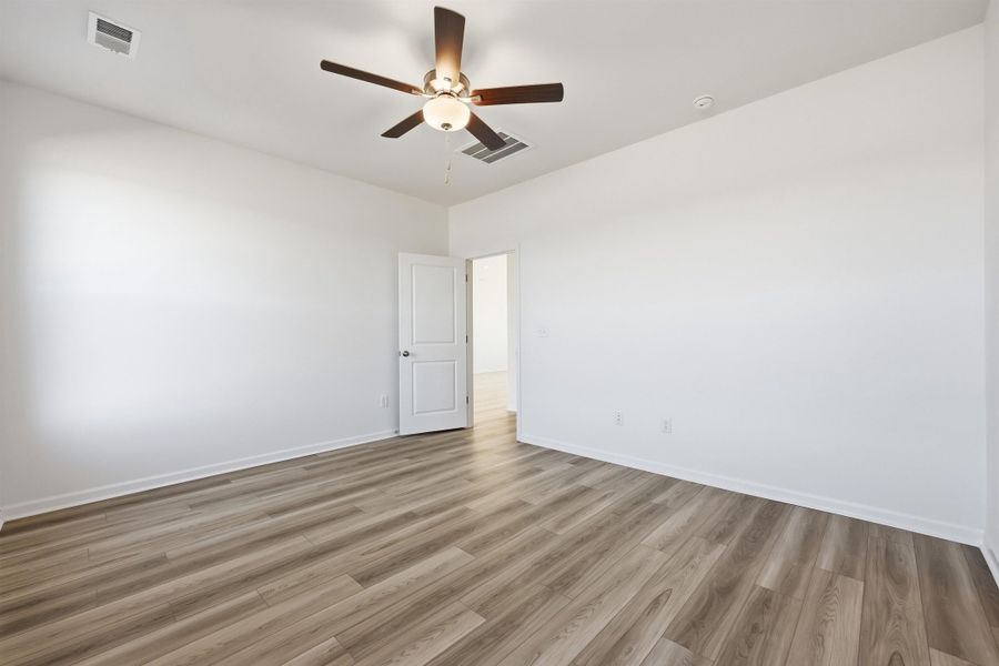 Spacious, unfurnished interior of a new home in Edgefield, Loris (Image 18).