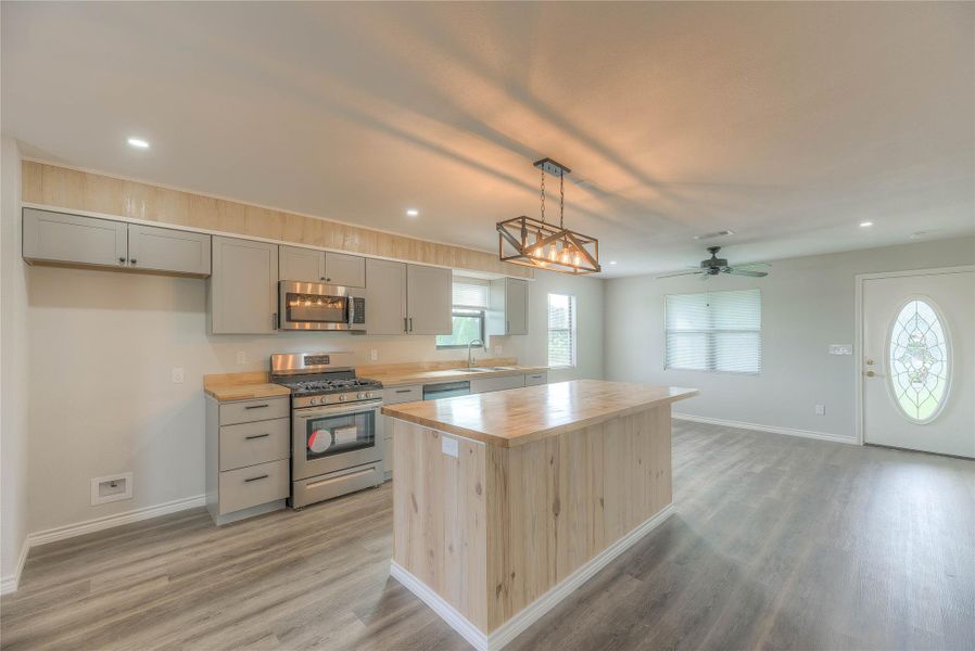 Great kitchen, double sink, butcher board counter tops, walk in pantry,5 burner gas range Great kitchen, double sink, butcher board counter tops, walk in pantry,5 burner gas range