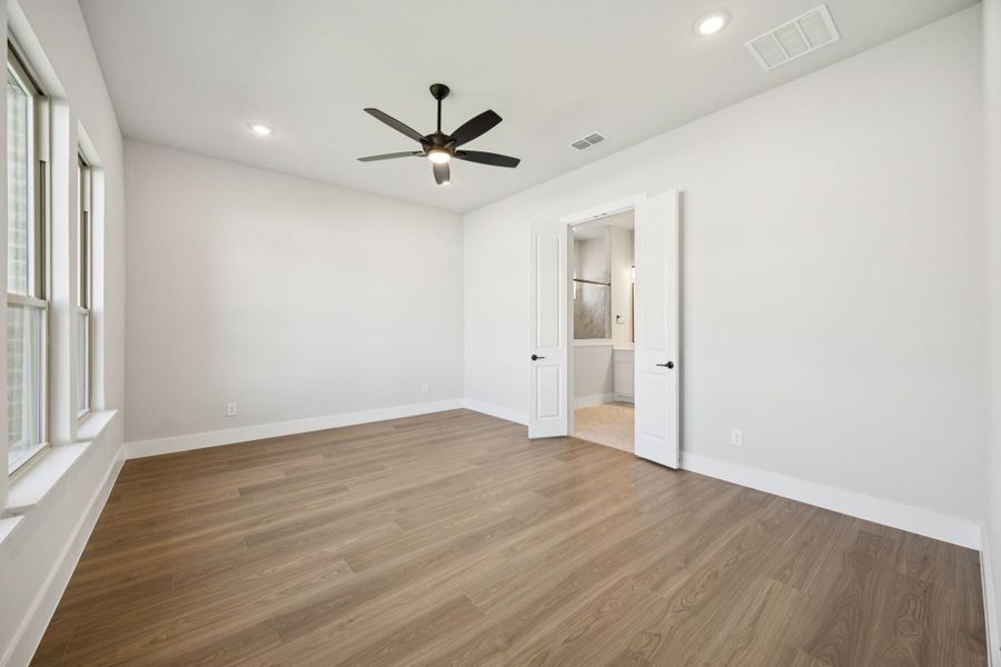 Spacious, unfurnished interior of a new home in Painted Tree Lakeside, McKinney (Image 24).