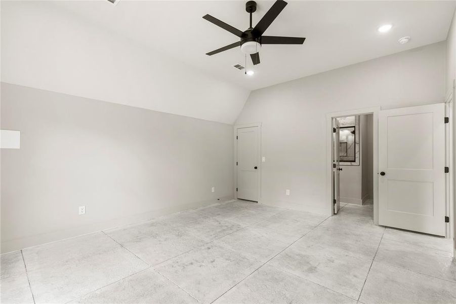Spacious, unfurnished interior of a new home in , Mineola (Image 21).