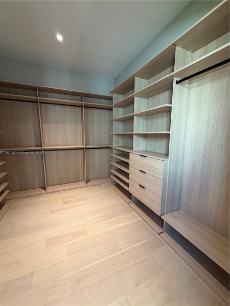 Spacious, unfurnished interior of a new home in , Hollywood (Image 47).