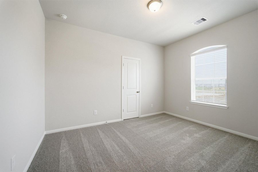 Spacious, unfurnished interior of a new home in Ashland, Texas City (Image 36).