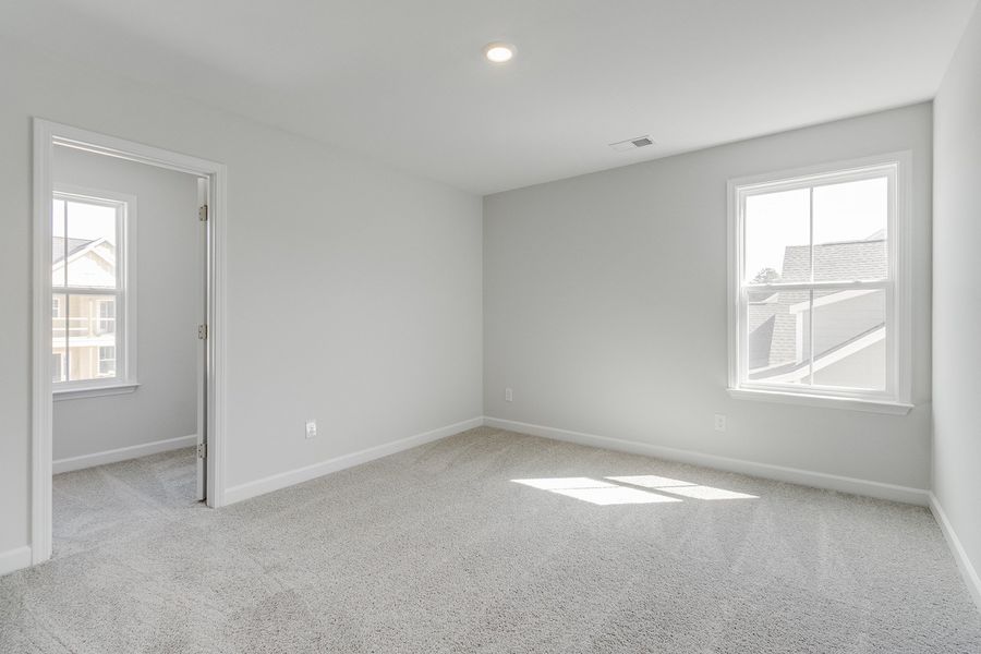 Spacious, unfurnished interior of a new home in Pebble Branch, Chapin (Image 38).