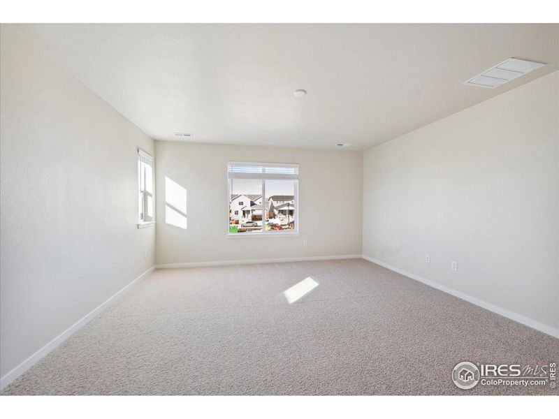 Spacious, unfurnished interior of a new home in Timnath Lakes, Timnath (Image 12).