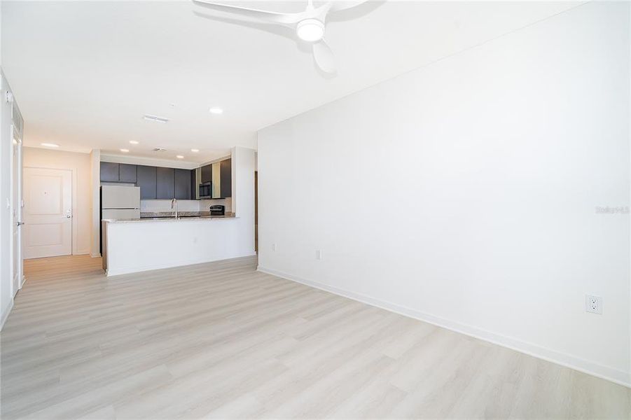 Spacious, unfurnished interior of a new home in , Orlando (Image 24).