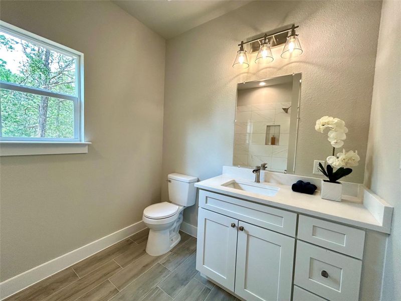 Secondary bathroom. Secondary bathroom.