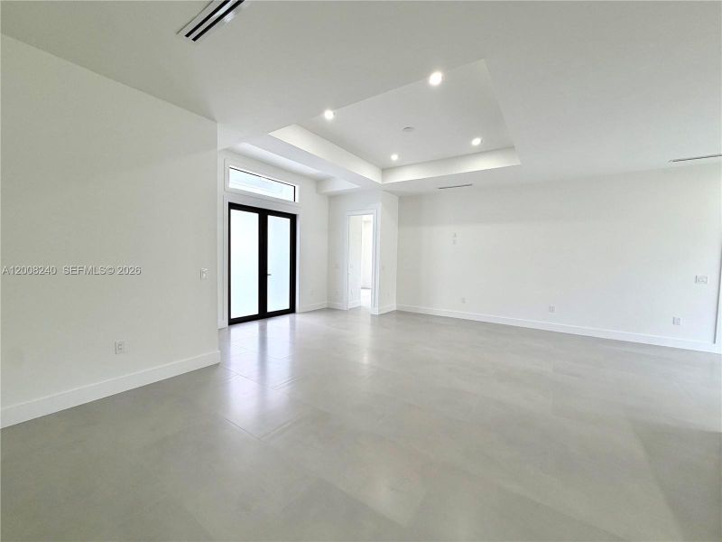 Spacious, unfurnished interior of a new home in , Naples (Image 31).
