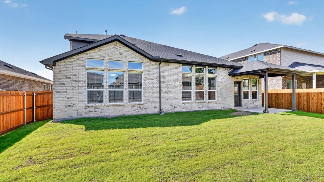 Representative exterior details of a home built from the Valley Spring by D.R. Horton in Lakeview Pointe, Midlothian (Image 22).