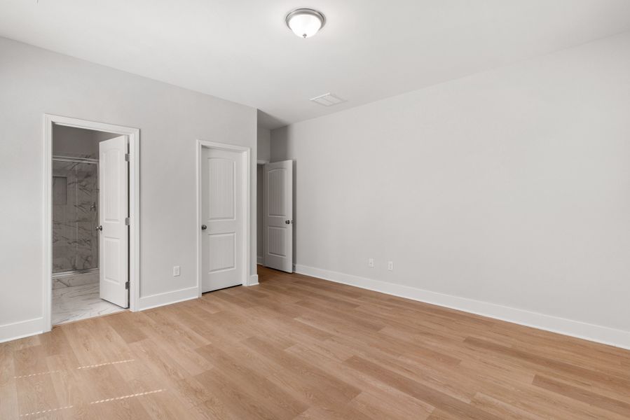 Spacious, unfurnished interior of a new home in NorthShore on the St. Marys River, Kingsland (Image 31).