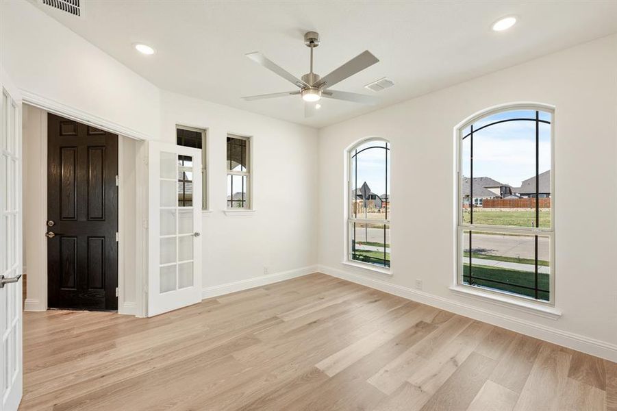 Spacious, unfurnished interior of a new home in Country Lakes, Denton (Image 21).