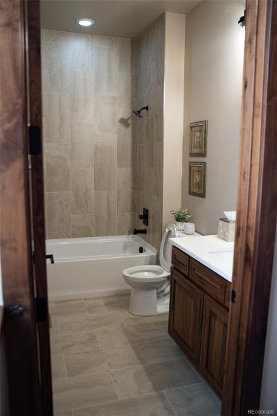 Furnished interior view inside a new home in , Glenwood Springs (Image 41).