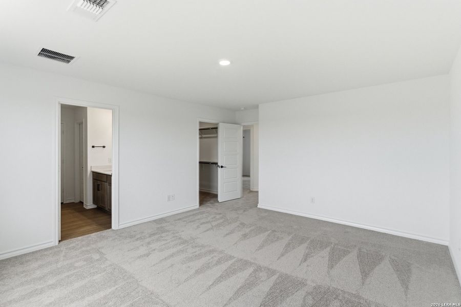 Spacious, unfurnished interior of a new home in Nopal Valley, San Antonio (Image 39).