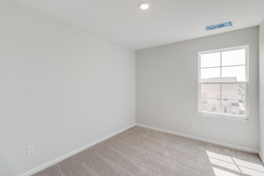 Spacious, unfurnished interior of a new home in Astoria, Columbia (Image 27).