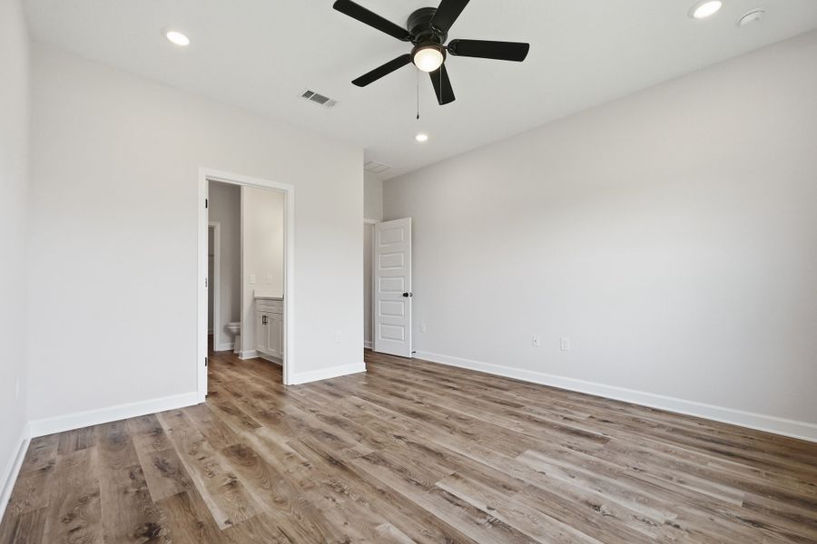 Spacious, unfurnished interior of a new home in Barton's Bend, Crestview (Image 20).