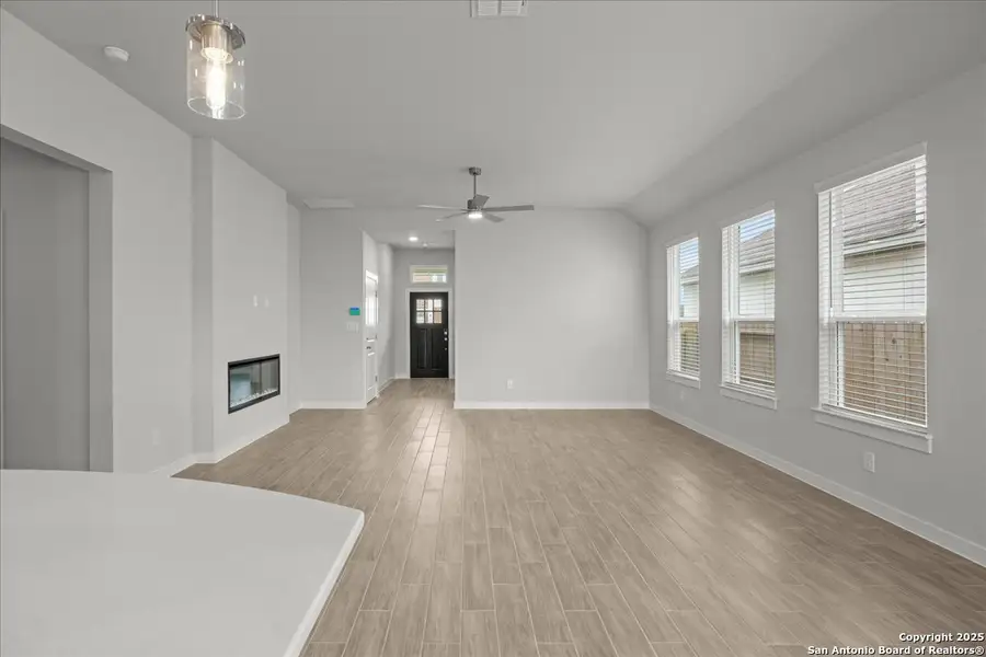 Spacious, unfurnished interior of a new home in Meyer Ranch, New Braunfels (Image 10).
