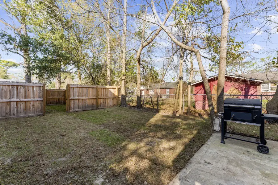 Exterior details and patio area of a home in , Hanahan (Image 3).
